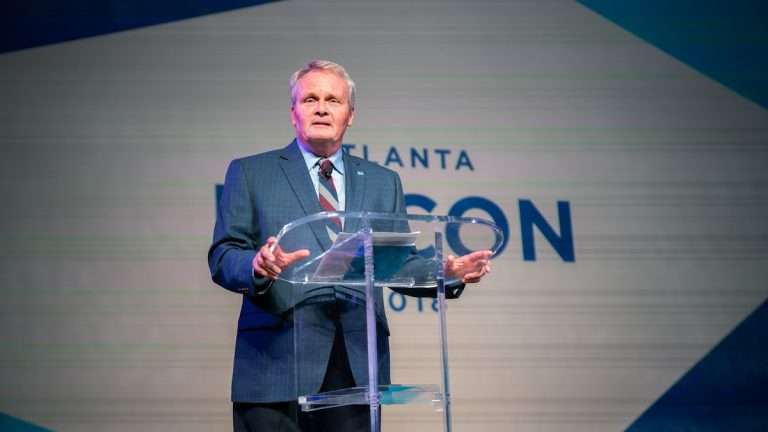Lawrence Reed speaking at FEEcon