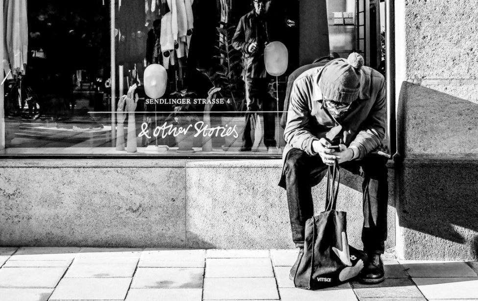 Why so Many Homeless People Have Smartphones (And How They're Making