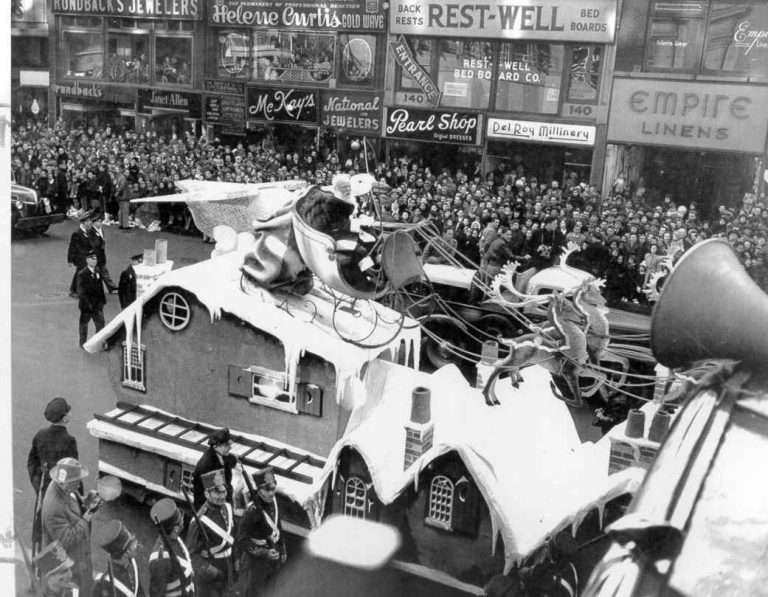 Edmund Gwenn as Santa Claus during the filming of the 20th Century Fox film 'Miracle on 34th Street'