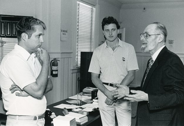 Students meeting with a FEE lecturer