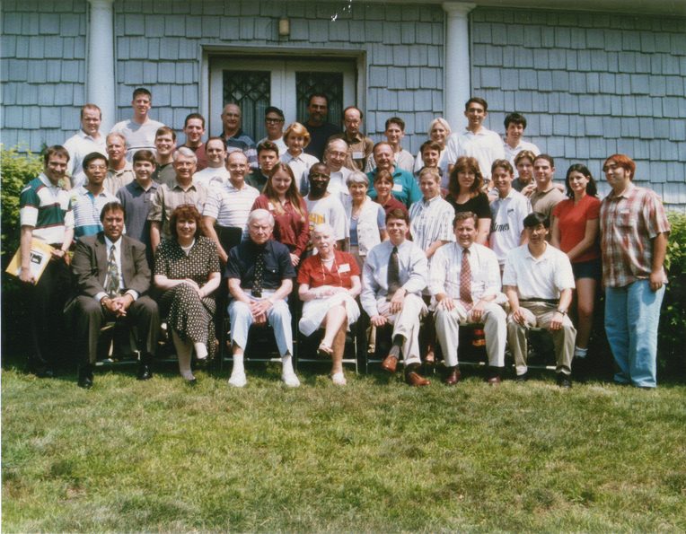 A large FEE seminar group photographed on the lawn